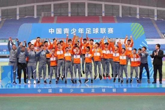西蒙斯去年夏天被巴黎租借给了莱比锡红牛，球员本赛季在德甲踢得不错，莱比锡提出续租一年的想法，但遭到了巴黎的拒绝。